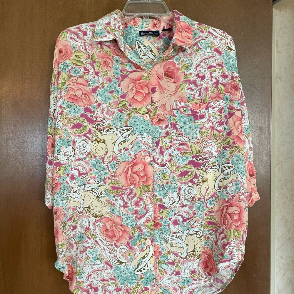 Hunters run shirt with floral and cherub motif sz M